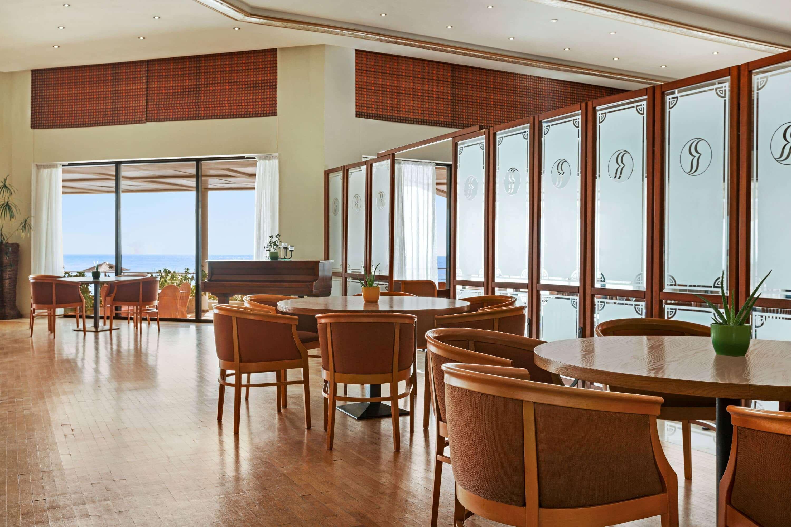 라마다 플라자 바이 윈덤 트라키 호텔 알렉산드로폴리스 외부 사진 The Club Lounge at the airport
