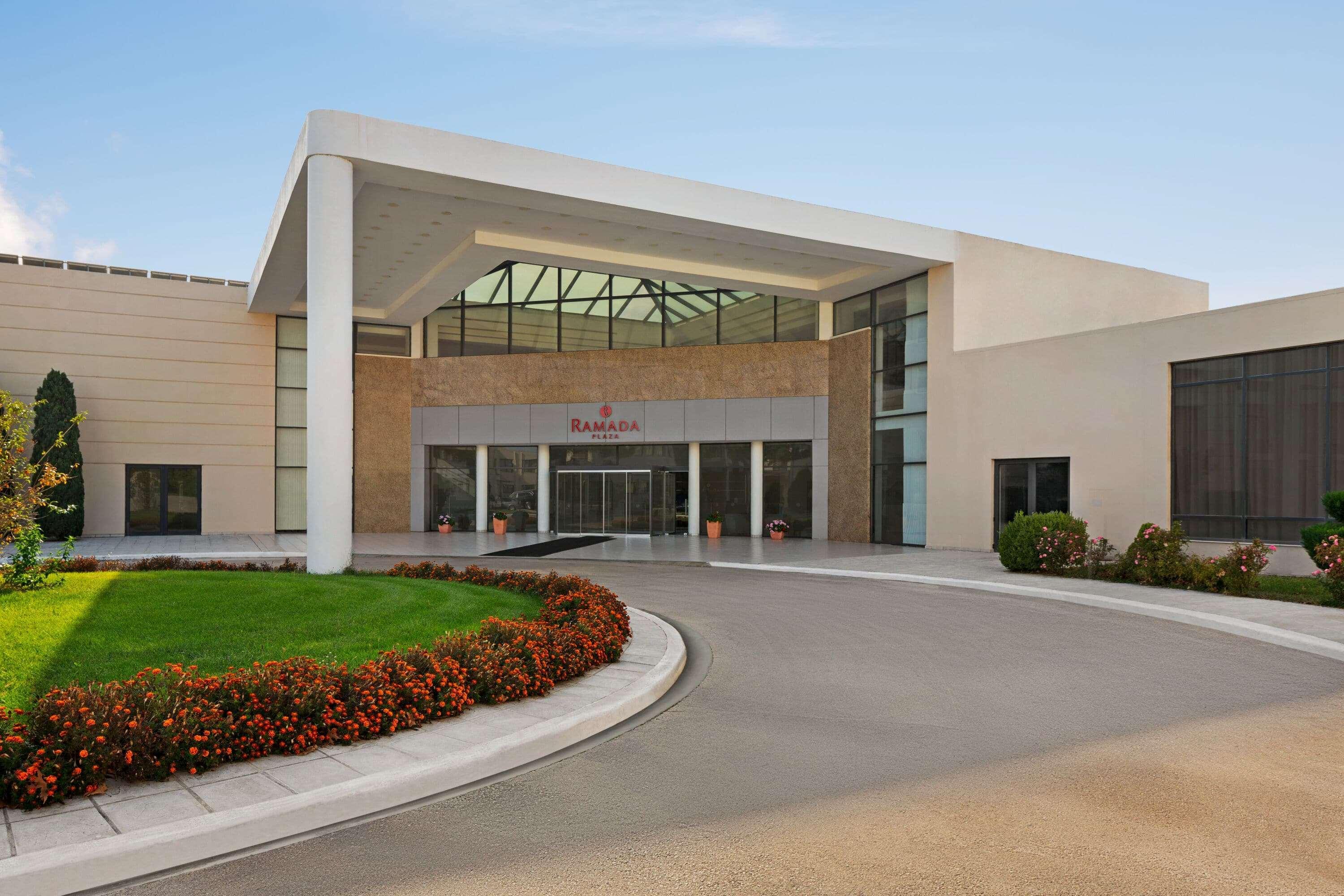 라마다 플라자 바이 윈덤 트라키 호텔 알렉산드로폴리스 외부 사진 The American University of Ras Al Khaimah