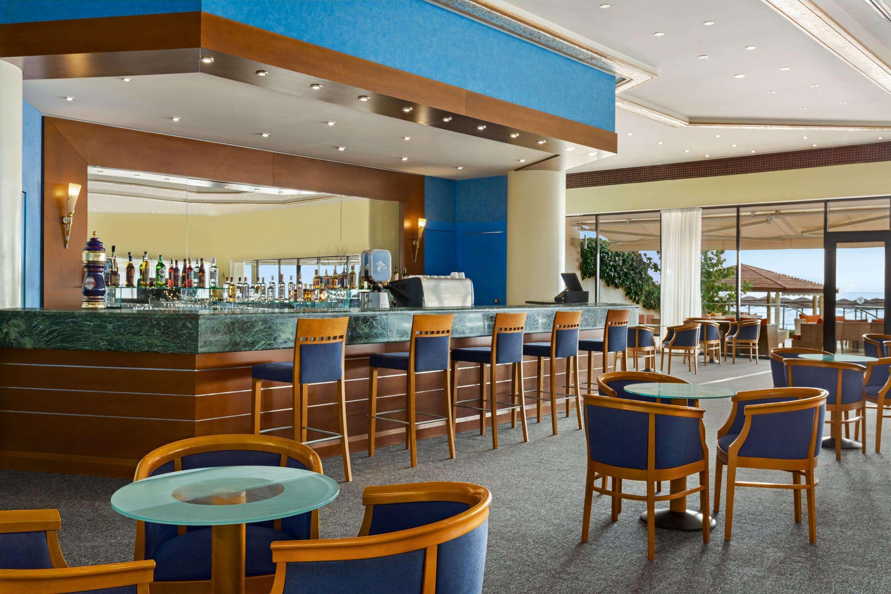라마다 플라자 바이 윈덤 트라키 호텔 알렉산드로폴리스 외부 사진 The bar at the Sheraton Club