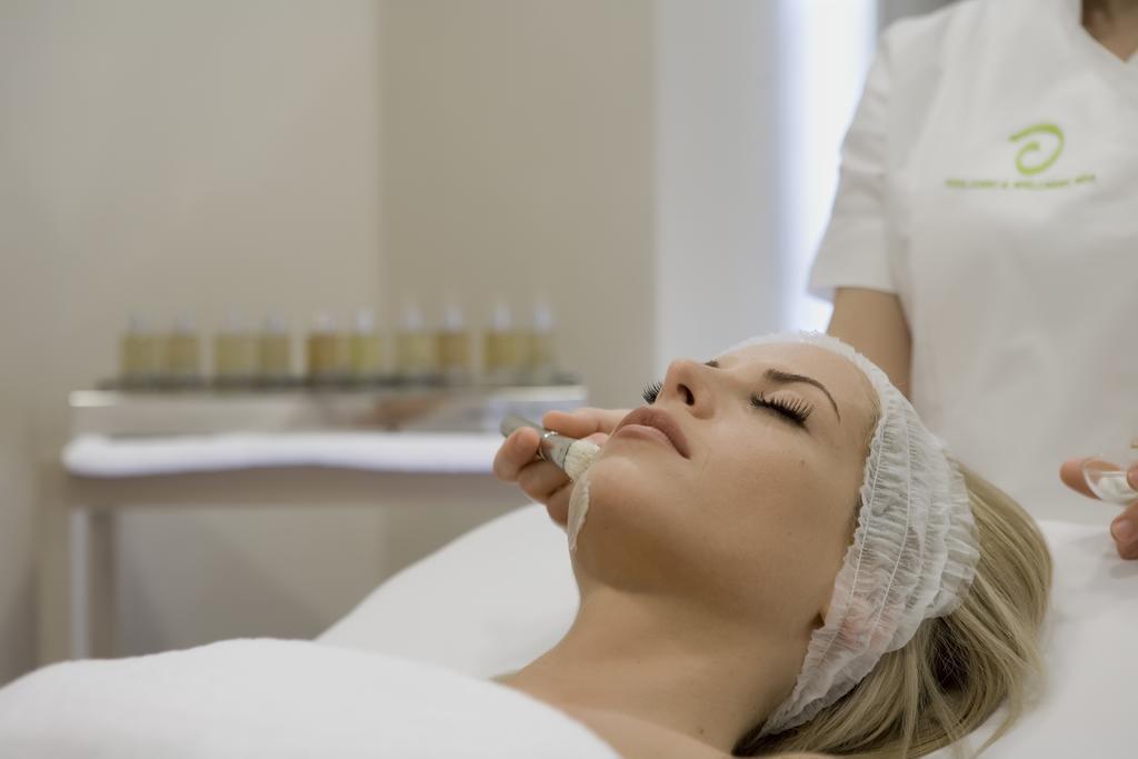 라마다 플라자 바이 윈덤 트라키 호텔 알렉산드로폴리스 외부 사진 A woman receiving a facial