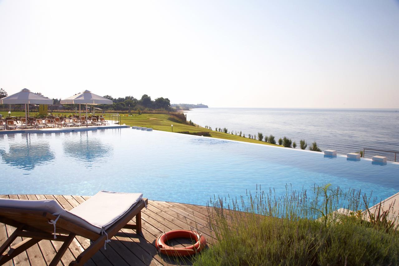 라마다 플라자 바이 윈덤 트라키 호텔 알렉산드로폴리스 외부 사진 Infinity pool at the Hotel Porto Bay Falomo, Lagos, Nigeria