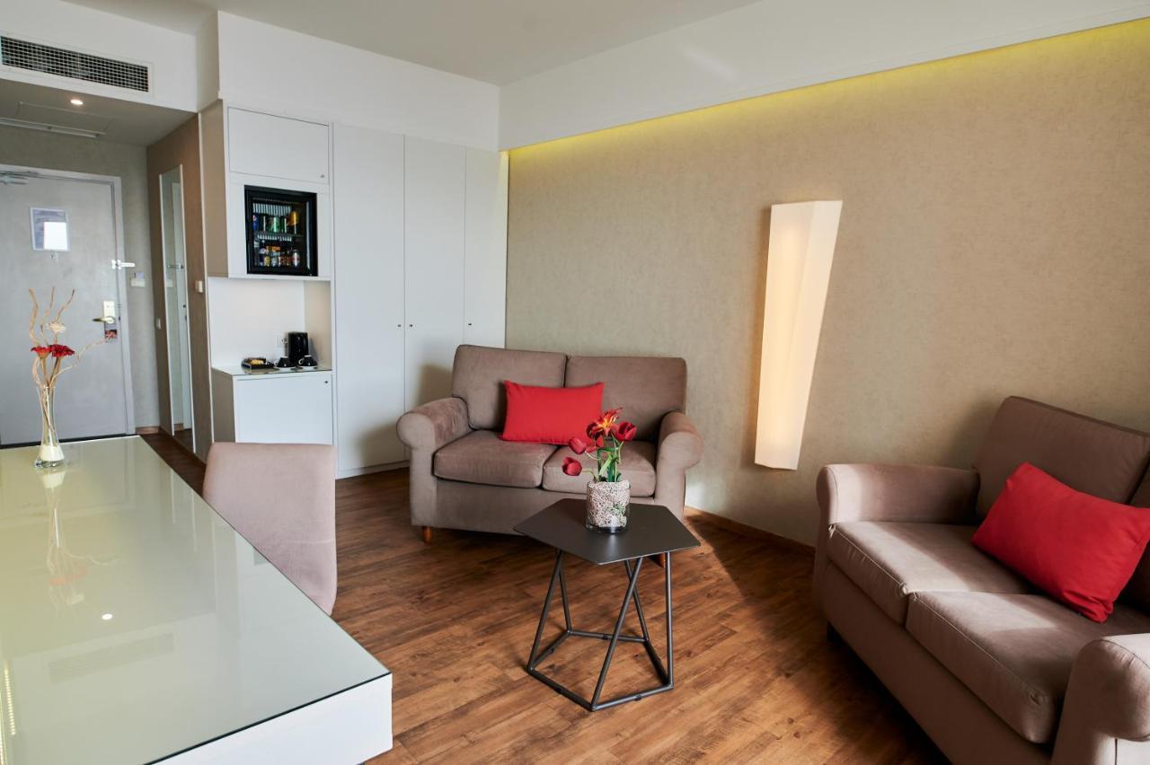 라마다 플라자 바이 윈덤 트라키 호텔 알렉산드로폴리스 외부 사진 A living room in a serviced apartment in Berlin, Germany
